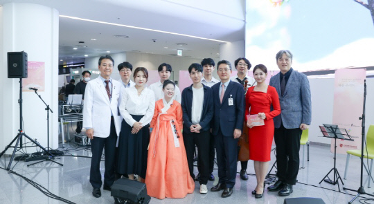 이성우(맨왼쪽) 고려대학교 안암병원 진료부원장, 최예나(왼쪽 세번째) 소리꾼, 임채섭(네번째) 작곡가, 따뜻한동행 이광재(맨오른쪽) 상임이사가 '따옴콘서트' 기념사진을 찍고 있다.